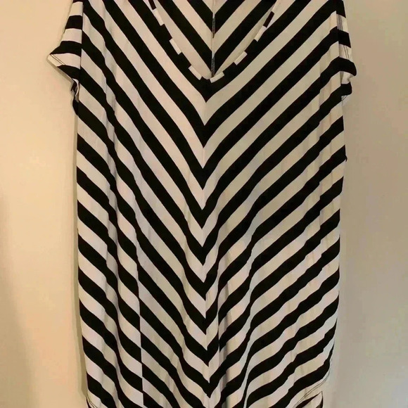 Tops - Black and White Open Shoulder Top